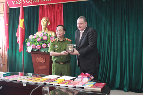 Trung tướng, GS.TS Nguyễn Xuân Yêm tặng quà lưu niệm cho ông Pierre Guiton.